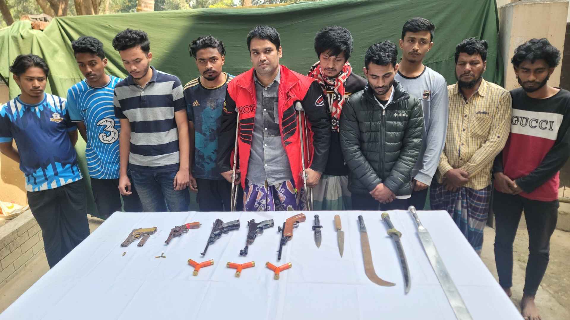 কুমিল্লায় দেশি-বিদেশি অস্ত্রসহ গ্রেফতার ১০